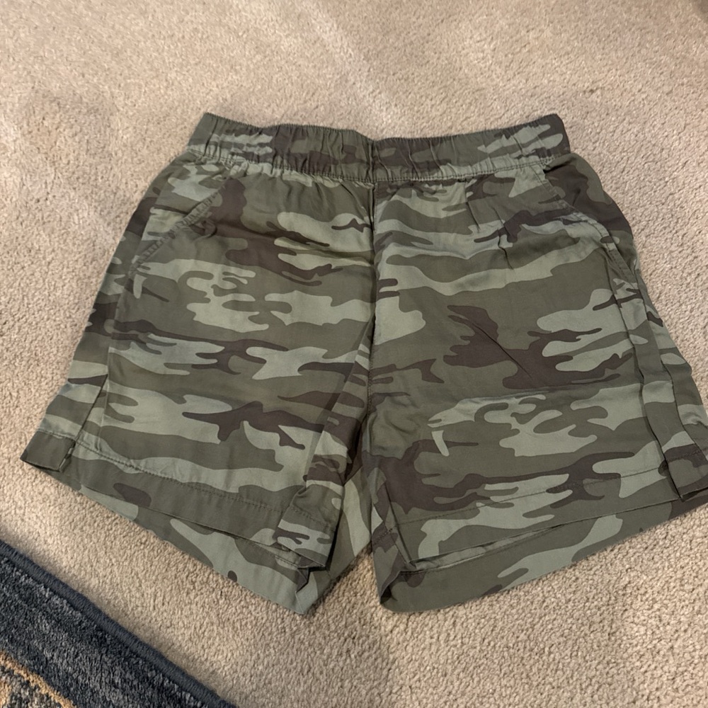 Women’s  Camo Elastic-Waist Shorts - Olive Green